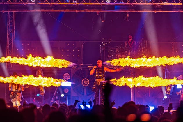 Rhein in Flammen in Bonn - 01.05.26. Auftritt der Rammstein-Tribute-Band Völkerball am Freitagabend, 1. Mai 2026, bei Rhein in Flammen in der Bonner Rheinaue. Die Band spielte im Rahmen des Veranstaltungsprogramms vor großem Publikum; im Hintergrund sind Riesenrad und Fahrgeschäfte des Festgeländes zu sehen. Bonn Gronau Nordrhein-Westfalen Deutschland Copyright: xMarcxJohnx