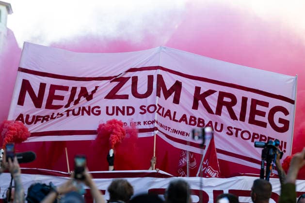 1. Mai 2026 Berlin 01052026 - Der antimilitaristische Block +++ Anlaesslich des Maifeiertags sind in Berlin mehrere Tausend Menschen zur Demonstration Revolutionaerer 1. Mai auf die Strasse gegangen. Der Demozug ging durch den Stadtteil Kreuzberg und Teile von Neukoelln, er passierte auch den Goerlitzer Park. Berlin Kreuzberg Berlin Deutschland