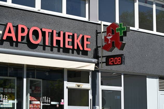 Schriftzug, Symbol, Logo für Apotheke. Apotheken A mit eingezeichnetem Arzneikelch mit Schlange