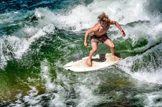 News Bilder des Tages Die berühmte Surfwelle iläuft wieder! Surfer auf der Eisbachwelle am Sonntagmittag, München, 3. Mai 2026 Deutschland, München, 3. Mai 2026, die berühmte Surfwelle läuft wieder! Surfer auf der Eisbachwelle am Sonntagmittag, viele Surfer freuen sich über die Rückkehr der Welle, die Surfwelle ist seit ein paar Tagen wie durch ein Wunder wieder da, Spekulation: durch höheren Wasserstand und eine bessere Strömung hat sich die perfekte Welle wohl von selbst wieder stabilisiert, es sind keine illegalen Einbauten bekannt, es gilt jedoch weiter das Surfverbot der Stadt, schönster Frühlingswetter mit Temperaturen um die 23, 24 Grad, River Surfing, Frühling, Bayern,