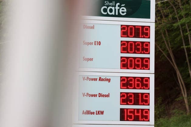 Seit dem 01.05.2026 gilt der Tankrabatt. Die Bundesregierung hat die Energiesteuer auf Benzin und Diesel bis Ende Juni gesenkt. Die Ersparnis soll bei rund 17 Cent pro Liter liegen. SHELL Tankstelle in Siegen zum Wochenstart. Die aktuellen Spritpreise am Morgen. Tankstelle, Spritpreise am 04.05.2026 in Siegen Deutschland.