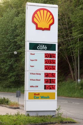 Seit dem 01.05.2026 gilt der Tankrabatt. Die Bundesregierung hat die Energiesteuer auf Benzin und Diesel bis Ende Juni gesenkt. Die Ersparnis soll bei rund 17 Cent pro Liter liegen. SHELL Tankstelle in Siegen zum Wochenstart. Die aktuellen Spritpreise am Morgen. Tankstelle, Spritpreise am 04.05.2026 in Siegen Deutschland.