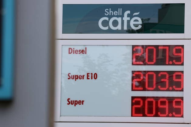 Seit dem 01.05.2026 gilt der Tankrabatt. Die Bundesregierung hat die Energiesteuer auf Benzin und Diesel bis Ende Juni gesenkt. Die Ersparnis soll bei rund 17 Cent pro Liter liegen. SHELL Tankstelle in Siegen zum Wochenstart. Die aktuellen Spritpreise am Morgen. Tankstelle, Spritpreise am 04.05.2026 in Siegen Deutschland.