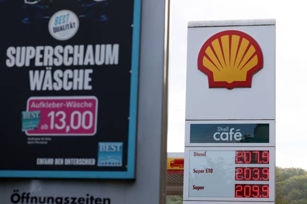 Seit dem 01.05.2026 gilt der Tankrabatt. Die Bundesregierung hat die Energiesteuer auf Benzin und Diesel bis Ende Juni gesenkt. Die Ersparnis soll bei rund 17 Cent pro Liter liegen. SHELL Tankstelle in Siegen zum Wochenstart. Die aktuellen Spritpreise am Morgen. Tankstelle, Spritpreise am 04.05.2026 in Siegen Deutschland.