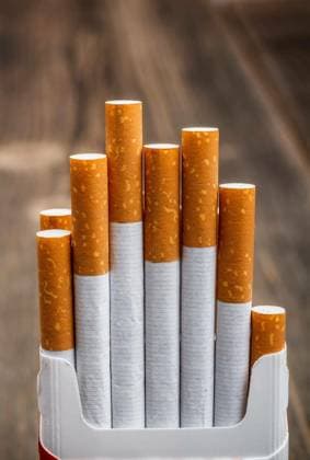 Box of cigarettes on wooden background Copyright: xgrafvisionx Panthermedia70626616.jpg