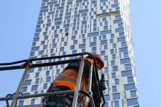 RUSSIA, MOSCOW - MAY 4, 2026: A view of an apartment building in western Moscow damaged by drone fragments Moscow Russia  - ZUMAt113 20260504_zaa_t113_022 Copyright: xPavelxSeleznevx