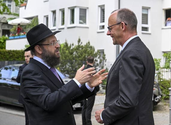 The CDU Executive Board meeting at the Chabad Synagogue in Berlin BERLIN, GERMANY - MAY 04: German Chancellor Friedrich Merz is welcomed by Rabbi Yehuda Teichtal ahead of executive board meeting of the CDU, the ruling party in Germany, at the Chabad Synagogue in Berlin, Germany on May 04, 2026. Halil Sagirkaya Anadolu Berlin Germany. Editorial use only. Please get in touch for any other usage.  Copyright: x2026xAnadoluxHalilxSagirkayax
