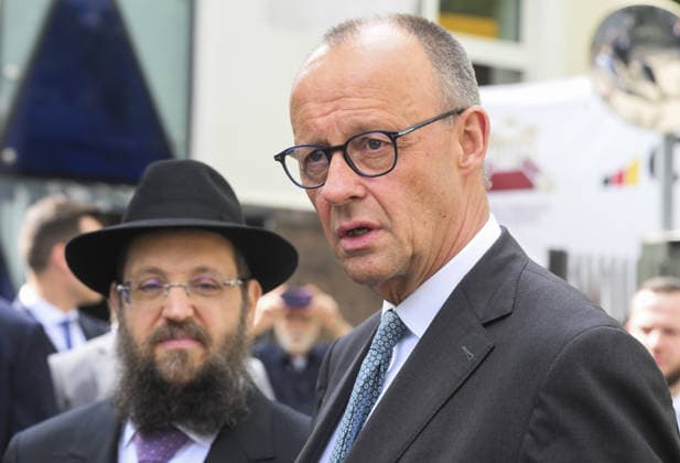 The CDU Executive Board meeting at the Chabad Synagogue in Berlin BERLIN, GERMANY - MAY 04: German Chancellor Friedrich Merz is welcomed by Rabbi Yehuda Teichtal ahead of executive board meeting of the CDU, the ruling party in Germany, at the Chabad Synagogue in Berlin, Germany on May 04, 2026. Halil Sagirkaya Anadolu Berlin Germany. Editorial use only. Please get in touch for any other usage.  Copyright: x2026xAnadoluxHalilxSagirkayax