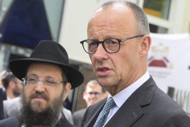 The CDU Executive Board meeting at the Chabad Synagogue in Berlin BERLIN, GERMANY - MAY 04: German Chancellor Friedrich Merz is welcomed by Rabbi Yehuda Teichtal ahead of executive board meeting of the CDU, the ruling party in Germany, at the Chabad Synagogue in Berlin, Germany on May 04, 2026. Halil Sagirkaya Anadolu Berlin Germany. Editorial use only. Please get in touch for any other usage.  Copyright: x2026xAnadoluxHalilxSagirkayax
