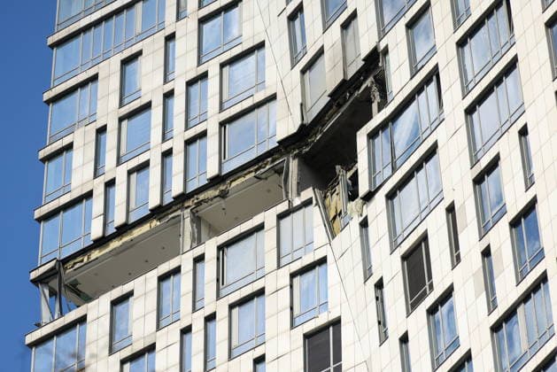 RUSSIA, MOSCOW - MAY 4, 2026: A view of an apartment building in western Moscow damaged by drone fragments Moscow Russia  - ZUMAt113 20260504_zaa_t113_016 Copyright: xPavelxSeleznevx