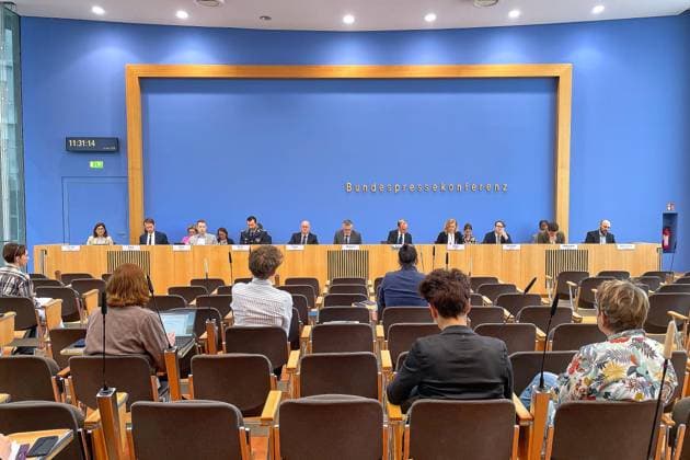 Berlin, Deutschland, 04.05.2026: Bundespressekonferenz: Regierungspressekonferenz: L-R unter anderem: Kerstin Schraff (BMG), Daniel Greve (BMWE), Steffen Keller (BMF), Mitko Müller (BMVg), Martin Giese (AA), Stefan Kornelius (BPA), Tim Szent-Iványi (BPK), Elena Singer (BMI), Vincent Kirschner (BMJV), Marius Mühlhausen (BMAS), Bastian Zimmermann (BMUKN) Copyright: xdtsxNachrichtenagenturx dts_117531