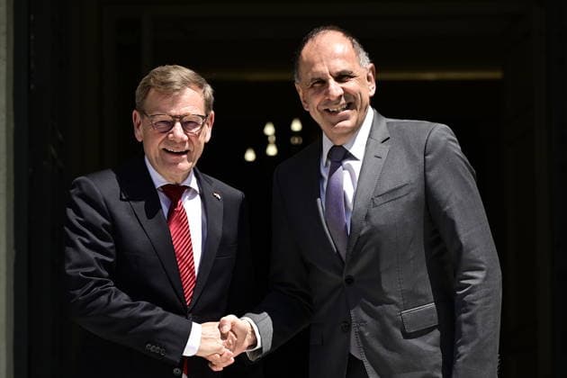 German Foreign Minister Wadephul visits Athens -Greek Foreign Minister Giorgos Gerapetritis (R) welcomes the Foreign Minister of Germany Johann Wadephul (L) in Athens, Greece, 04 May 2026. IMAGO ONE INCH PRODUCTIONS ATHENS Greece Copyright: xOnexInchxProductionsx 6958158