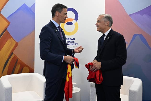 Pedro Sánchez attends the European Political Community Meeting The President of the Spanish Government, Pedro Sánchez i , exchanges T-shirts with the Prime Minister of Canada, Mark Carney d , during the European Political Community Meeting, May 4, 2026, in Yerevan Armenia The eighth meeting of the European Political Community brings together leaders from across the continent in Yerevan Armenia under the theme Building Future Unity and Stability in Europe to discuss how to cooperate more closely and coordinate measures to strengthen democratic resilience, boost connectivity and reinforce economic and energy security 04 MAY 2026 Pool Moncloa Borja Puig de la Bellacasa 04 05 2026 Yerevan Armenia Yerevan Armenia Espana  Copyright: xPoolxMoncloa BorjaxPuigxdexlaxBex 7497423