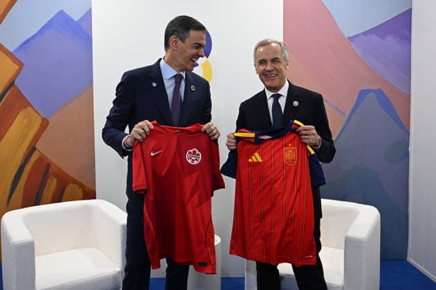 Pedro Sánchez attends the European Political Community Meeting The President of the Spanish Government, Pedro Sánchez i , exchanges T-shirts with the Prime Minister of Canada, Mark Carney d , during the European Political Community Meeting, May 4, 2026, in Yerevan Armenia The eighth meeting of the European Political Community brings together leaders from across the continent in Yerevan Armenia under the theme Building Future Unity and Stability in Europe to discuss how to cooperate more closely and coordinate measures to strengthen democratic resilience, boost connectivity and reinforce economic and energy security 04 MAY 2026 Pool Moncloa Borja Puig de la Bellacasa 04 05 2026 Yerevan Armenia Yerevan Armenia Espana  Copyright: xPoolxMoncloa BorjaxPuigxdexlaxBex 7497424