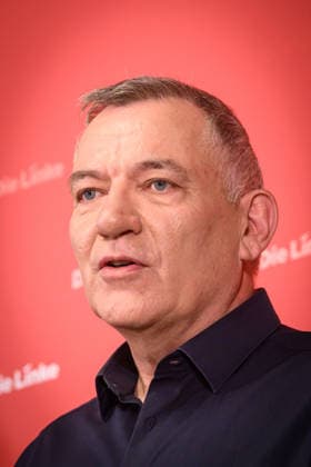 Berlin, Pressekonferenz Die Linke mit Jan van Aken Pressekonferenz der Partei Die Linke mit Jan van Aken (Ko-Vorsitzender Die Linke) zu aktuellen politischen Themen am 04.05.2026 im Karl-Liebknecht-Haus in Berlin. Berlin Karl-Liebknecht-Haus Berlin Deutschland