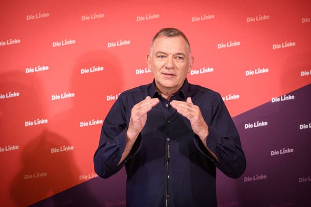 Berlin, Pressekonferenz Die Linke mit Jan van Aken Pressekonferenz der Partei Die Linke mit Jan van Aken (Ko-Vorsitzender Die Linke) zu aktuellen politischen Themen am 04.05.2026 im Karl-Liebknecht-Haus in Berlin. Berlin Karl-Liebknecht-Haus Berlin Deutschland