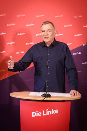 Berlin, Pressekonferenz Die Linke mit Jan van Aken Pressekonferenz der Partei Die Linke mit Jan van Aken (Ko-Vorsitzender Die Linke) zu aktuellen politischen Themen am 04.05.2026 im Karl-Liebknecht-Haus in Berlin. Berlin Karl-Liebknecht-Haus Berlin Deutschland