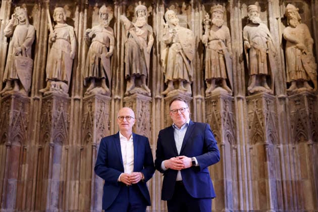 Politiker Dr. Peter Tschentscher (SPD), Oberbürgermeister von Hamburg, und Politiker Torsten Burmester (SPD), Oberbürgermeister von Köln, bei einem gemeinsamen Treffen im Rathaus Köln. Beide Städte wollen künftig besser zusammenarbeiten. Köln, 04.05.2026 NRW Deutschland Copyright: xChristophxHardtx