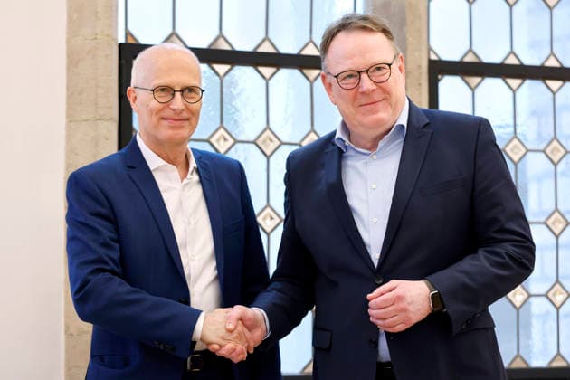 Politiker Dr. Peter Tschentscher (SPD), Oberbürgermeister von Hamburg, und Politiker Torsten Burmester (SPD), Oberbürgermeister von Köln, bei einem gemeinsamen Treffen im Rathaus Köln. Beide Städte wollen künftig besser zusammenarbeiten. Köln, 04.05.2026 NRW Deutschland Copyright: xChristophxHardtx