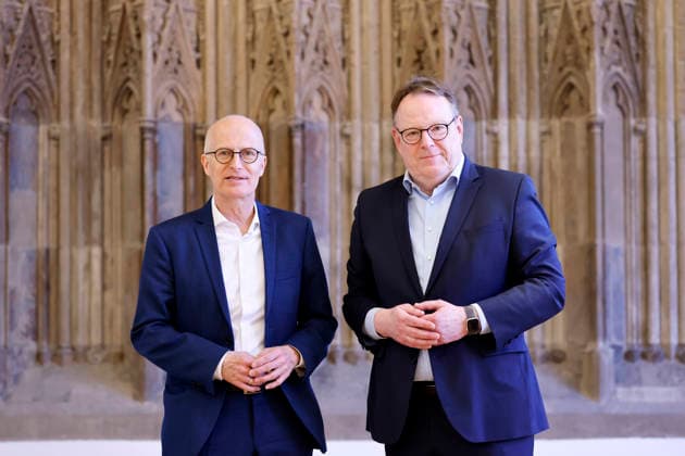 Politiker Dr. Peter Tschentscher (SPD), Oberbürgermeister von Hamburg, und Politiker Torsten Burmester (SPD), Oberbürgermeister von Köln, bei einem gemeinsamen Treffen im Rathaus Köln. Beide Städte wollen künftig besser zusammenarbeiten. Köln, 04.05.2026 NRW Deutschland Copyright: xChristophxHardtx