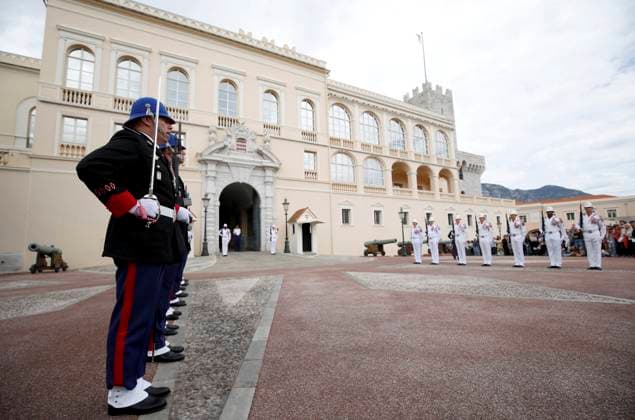 CHANGEMENT TENUE CARABINIERS PRINCE PHOTOPQR NICE MATIN Jean François Ottonello Monaco 04 05 2026 Passage de la tenue dhiver, en noir, a la tenue dete, en blanc, pour les carabiniers du prince lors de la releve de la garde Monaco may 4th 2026 The Princes Carabiniers change from their winter uniform black to their summer uniform white during the changing of the guard Monaco France  Copyright: xPHOTOPQR NICExMATIN MAXPPPxJeanxFrançoisxOttonellox 20260504NIM4911 20260504NIM4911