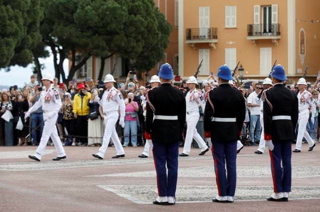 CHANGEMENT TENUE CARABINIERS PRINCE PHOTOPQR NICE MATIN Jean François Ottonello Monaco 04 05 2026 Passage de la tenue dhiver, en noir, a la tenue dete, en blanc, pour les carabiniers du prince lors de la releve de la garde Monaco may 4th 2026 The Princes Carabiniers change from their winter uniform black to their summer uniform white during the changing of the guard Monaco France  Copyright: xPHOTOPQR NICExMATIN MAXPPPxJeanxFrançoisxOttonellox 20260504NIM4915 20260504NIM4915