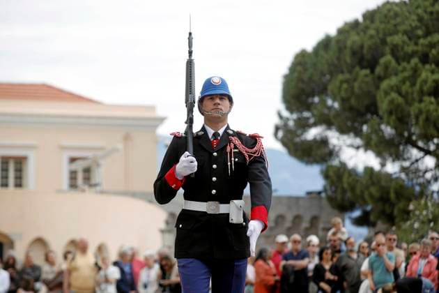 CHANGEMENT TENUE CARABINIERS PRINCE PHOTOPQR NICE MATIN Jean François Ottonello Monaco 04 05 2026 Passage de la tenue dhiver, en noir, a la tenue dete, en blanc, pour les carabiniers du prince lors de la releve de la garde Monaco may 4th 2026 The Princes Carabiniers change from their winter uniform black to their summer uniform white during the changing of the guard Monaco France  Copyright: xPHOTOPQR NICExMATIN MAXPPPxJeanxFrançoisxOttonellox 20260504NIM4917 20260504NIM4917