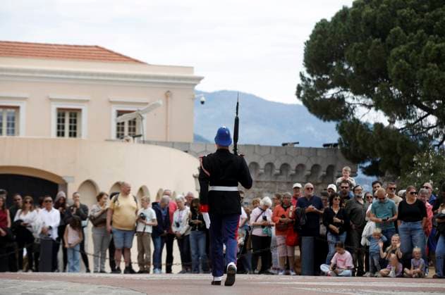 CHANGEMENT TENUE CARABINIERS PRINCE PHOTOPQR NICE MATIN Jean François Ottonello Monaco 04 05 2026 Passage de la tenue dhiver, en noir, a la tenue dete, en blanc, pour les carabiniers du prince lors de la releve de la garde Monaco may 4th 2026 The Princes Carabiniers change from their winter uniform black to their summer uniform white during the changing of the guard Monaco France  Copyright: xPHOTOPQR NICExMATIN MAXPPPxJeanxFrançoisxOttonellox 20260504NIM4920 20260504NIM4920