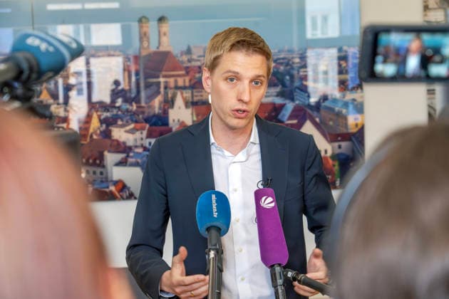Dominik Krause, DIE GRÜNEN, neuer Müchner Oberbürgermeister, Amtsantritt: erster Arbeitstag im neuen OB-Büro im Rathaus, gibt Presseinterviews, München, 4. Mai 2026 Deutschland, München, Dominik Krause, DIE GRÜNEN, neuer Müchner Oberbürgermeister, Amtsantritt: erster Arbeitstag im neuen OB-Büro im Rathaus, empfängt Journalisten zu Fotos und Interviews, im Hintergrund ein München-Foto mit dem Wahrzeichen Frauenkirche, Kommunalpolitik, Bayern