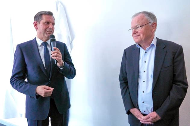 Olaf Lies und Stephan Weil bei der Enthüllung des Porträts von Ministerpräsident a.D. Stephan Weil in der Ahnengalerie der Niedersächsischen Staatskanzlei. Hannover, 04.05.2026