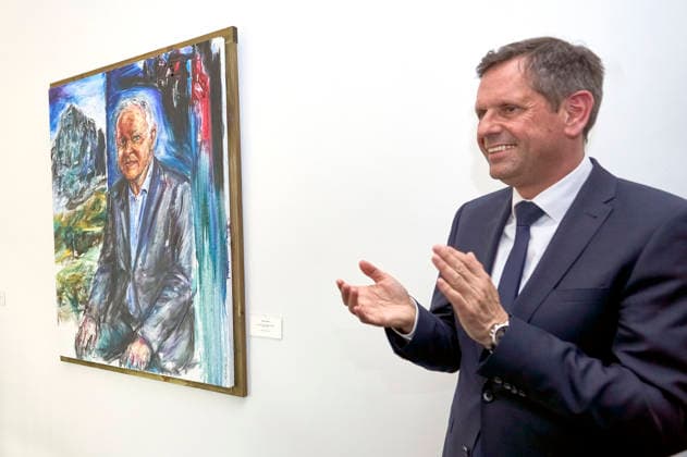 Olaf Lies bei der Enthüllung des Porträts von Ministerpräsident a.D. Stephan Weil in der Ahnengalerie der Niedersächsischen Staatskanzlei. Hannover, 04.05.2026