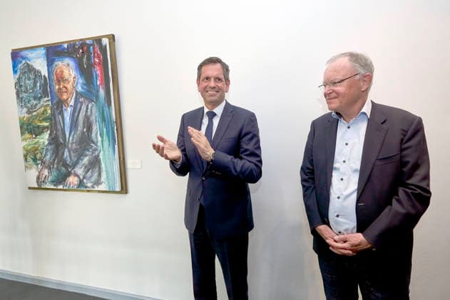 Olaf Lies und Stephan Weil bei der Enthüllung des Porträts von Ministerpräsident a.D. Stephan Weil in der Ahnengalerie der Niedersächsischen Staatskanzlei. Hannover, 04.05.2026