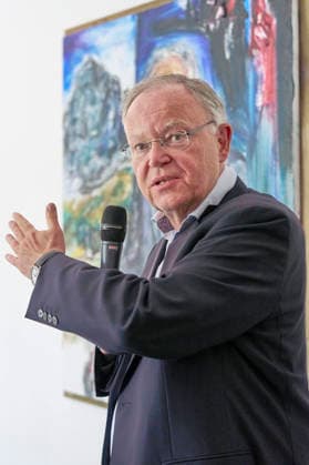 Stephan Weil bei der Enthüllung seines Porträts in der Ahnengalerie der Niedersächsischen Staatskanzlei. Hannover, 04.05.2026