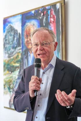 Stephan Weil bei der Enthüllung seines Porträts in der Ahnengalerie der Niedersächsischen Staatskanzlei. Hannover, 04.05.2026