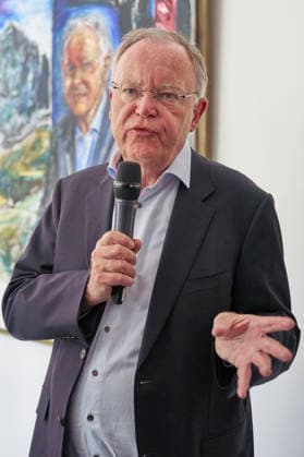 Stephan Weil bei der Enthüllung seines Porträts in der Ahnengalerie der Niedersächsischen Staatskanzlei. Hannover, 04.05.2026