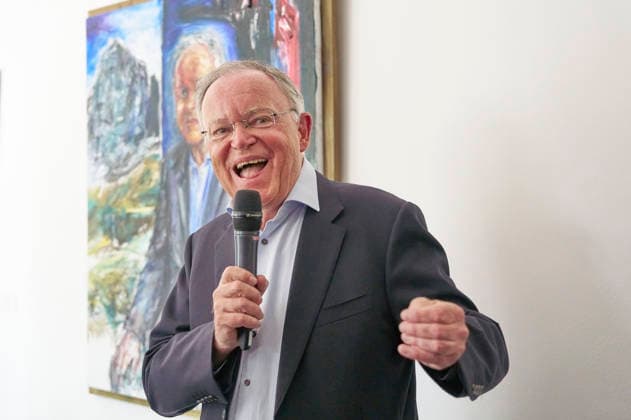 Stephan Weil bei der Enthüllung seines Porträts in der Ahnengalerie der Niedersächsischen Staatskanzlei. Hannover, 04.05.2026