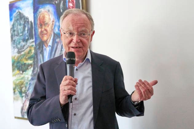 Stephan Weil bei der Enthüllung seines Porträts in der Ahnengalerie der Niedersächsischen Staatskanzlei. Hannover, 04.05.2026