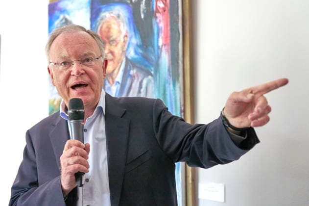 Stephan Weil bei der Enthüllung seines Porträts in der Ahnengalerie der Niedersächsischen Staatskanzlei. Hannover, 04.05.2026