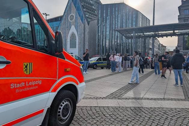 Leipzig, Sachsen, Deutschland, 04.05.2026: Auto fährt in Leipzig in Menschenmenge. Der Vorfall ereignete sich der Grimmaische Straße in der Innenstadt, der Bereich zwischen Augustusplatz und Ritterstraße wurde abgesperrt. Copyright: xdtsxNachrichtenagenturx dts_117548