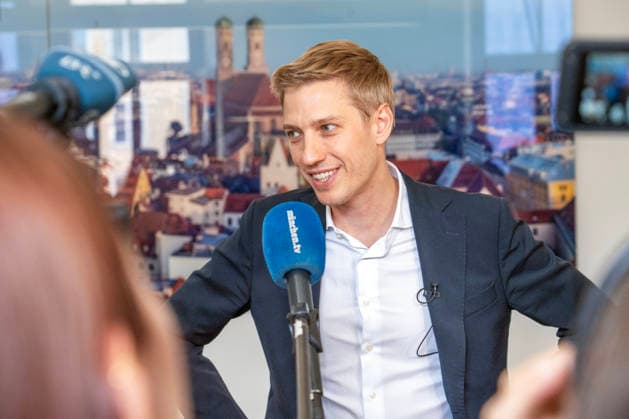 Dominik Krause, DIE GRÜNEN, neuer Müchner Oberbürgermeister, Amtsantritt: erster Arbeitstag im neuen OB-Büro im Rathaus, gibt Presseinterviews, München, 4. Mai 2026 Deutschland, München, Dominik Krause, DIE GRÜNEN, neuer Müchner Oberbürgermeister, Amtsantritt: erster Arbeitstag im neuen OB-Büro im Rathaus, empfängt Journalisten zu Fotos und Interviews, im Hintergrund ein München-Foto mit dem Wahrzeichen Frauenkirche, Kommunalpolitik, Bayern