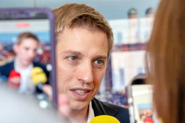 Dominik Krause, DIE GRÜNEN, neuer Müchner Oberbürgermeister, Amtsantritt: erster Arbeitstag im neuen OB-Büro im Rathaus, gibt Presseinterviews, München, 4. Mai 2026 Deutschland, München, Dominik Krause, DIE GRÜNEN, neuer Müchner Oberbürgermeister, Amtsantritt: erster Arbeitstag im neuen OB-Büro im Rathaus, empfängt Journalisten zu Fotos und Interviews, im Hintergrund ein München-Foto mit dem Wahrzeichen Frauenkirche, Kommunalpolitik, Bayern