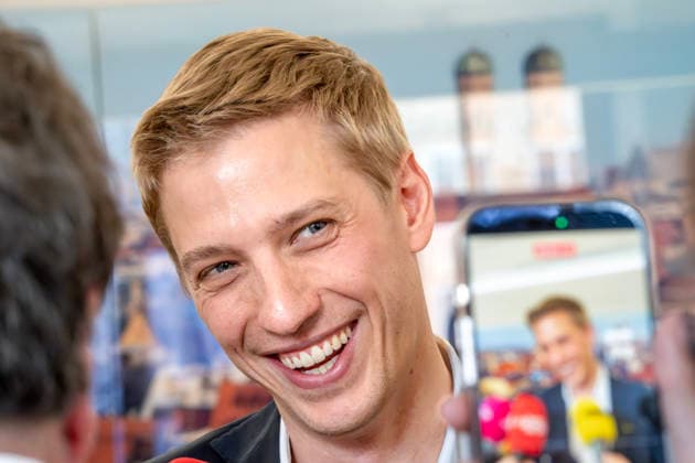 Dominik Krause, DIE GRÜNEN, neuer Müchner Oberbürgermeister, Amtsantritt: erster Arbeitstag im neuen OB-Büro im Rathaus, München, 4. Mai 2026 Deutschland, München, Dominik Krause, DIE GRÜNEN, neuer Müchner Oberbürgermeister, Amtsantritt: erster Arbeitstag im neuen OB-Büro im Rathaus, empfängt Journalisten zu Fotos und Interviews, im Hintergrund ein München-Foto mit dem Wahrzeichen Frauenkirche, Kommunalpolitik, Bayern