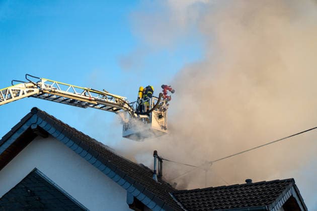 Brand in Doppelhaushälfte in Waldalgesheim Gebäude unbewohnbar Am Montag, dem 04.05.2026, kam es in Waldalgesheim zu einem Brand in einer Doppelhaushälfte. Einsatzkräfte der Feuerwehr bekämpfen das Feuer über eine Drehleiter im Dachbereich des Gebäudes. Dichter Rauch tritt aus dem Dachstuhl aus, während die Maßnahmen zur Brandbekämpfung andauern. Durch das schnelle Eingreifen konnte eine weitere Ausbreitung verhindert werden. Waldalgesheim Rheinland-Pfalz Deutschland