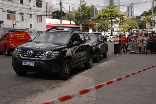 RECORD DATE NOT STATED Small plane crashes and hits building in the Silveira neighborhood in Belo Horizonte. Belo Horizonte (MG), 04 05 2026 - A small plane crashed and hit a building in the Silveira neighborhood, in the city of Belo Horizonte, capital of Minas Gerais, on the afternoon of this Monday (May 4). According to the fire department, there were five occupants on board the aircraft, the pilot who is trapped in the wreckage and other people in serious condition. There is still the possibility of a fifth victim at the scene.(Foto: Diego Tavares Thenews2 imago images) Small plane crashes and hits building in the Silveira neighborhood in Belo Horizonte.  Copyright: xDiegoxTavaresx