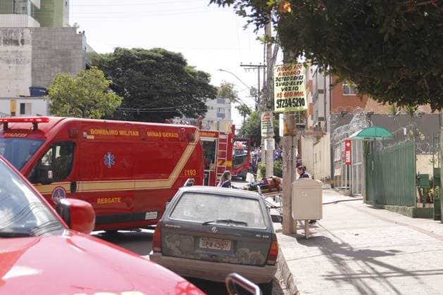 RECORD DATE NOT STATED Small plane crashes and hits building in the Silveira neighborhood in Belo Horizonte. Belo Horizonte (MG), 04 05 2026 - A small plane crashed and hit a building in the Silveira neighborhood, in the city of Belo Horizonte, capital of Minas Gerais, on the afternoon of this Monday (May 4). According to the fire department, there were five occupants on board the aircraft, the pilot who is trapped in the wreckage and other people in serious condition. There is still the possibility of a fifth victim at the scene.(Foto: Diego Tavares Thenews2 imago images) Small plane crashes and hits building in the Silveira neighborhood in Belo Horizonte.  Copyright: xDiegoxTavaresx