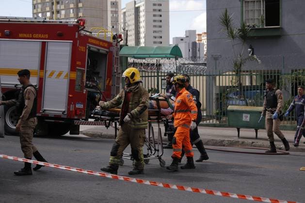 RECORD DATE NOT STATED Small plane crashes and hits building in the Silveira neighborhood in Belo Horizonte. Belo Horizonte (MG), 04 05 2026 - A small plane crashed and hit a building in the Silveira neighborhood, in the city of Belo Horizonte, capital of Minas Gerais, on the afternoon of this Monday (May 4). According to the fire department, there were five occupants on board the aircraft, the pilot who is trapped in the wreckage and other people in serious condition. There is still the possibility of a fifth victim at the scene.(Foto: Diego Tavares Thenews2 imago images) Small plane crashes and hits building in the Silveira neighborhood in Belo Horizonte.  Copyright: xDiegoxTavaresx