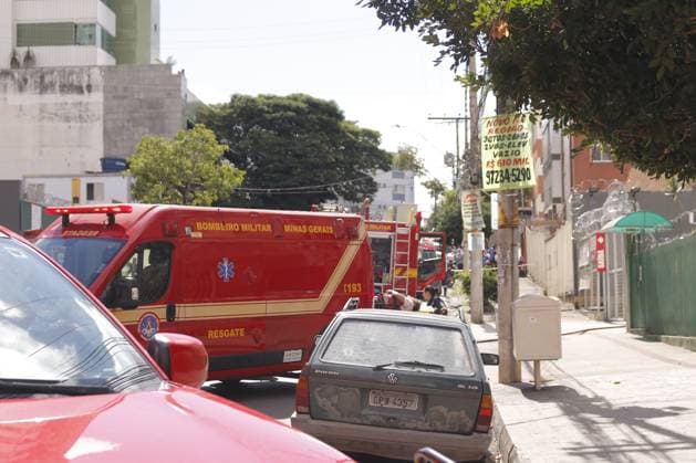 RECORD DATE NOT STATED Small plane crashes and hits building in the Silveira neighborhood in Belo Horizonte. Belo Horizonte (MG), 04 05 2026 - A small plane crashed and hit a building in the Silveira neighborhood, in the city of Belo Horizonte, capital of Minas Gerais, on the afternoon of this Monday (May 4). According to the fire department, there were five occupants on board the aircraft, the pilot who is trapped in the wreckage and other people in serious condition. There is still the possibility of a fifth victim at the scene.(Foto: Diego Tavares Thenews2 imago images) Small plane crashes and hits building in the Silveira neighborhood in Belo Horizonte.  Copyright: xDiegoxTavaresx