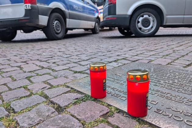 Leipzig, Sachsen, Deutschland, 04.05.2026: Auto fährt in Leipzig in Menschenmenge. Der Vorfall ereignete sich der Grimmaische Straße in der Innenstadt, der Bereich zwischen Augustusplatz und Ritterstraße wurde abgesperrt. Kerzen in Nähe des Tatortes. Copyright: xdtsxNachrichtenagenturx dts_117560