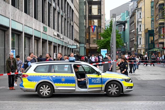 RECORD DATE NOT STATED Leipzig: Auto fährt durch Menschenmenge Innenstadt MANV ausgelöst, mehrere Verletzte, mehrere Tote, Beschuldigter festgenommen Am Montagnachmittag kam es in der Leipziger Innenstadt im Bereich des Augustusplatzes zu einer umfangreichen Einsatzlage, bei der ein Massenanfall von Verletzten (MANV) ausgerufen wurde. Nach ersten Erkenntnissen war ein Fahrzeug im innerstädtischen Bereich unterwegs und erfasste dabei mehrere Personen, wobei sich die Lage vom Augustusplatz über die Grimmaische Straße bis in den Bereich Markt erstreckte. Leipzig Sachsen Deutschland Copyright: xEHLxMediax 20260504_leipzig-pkw-menschenmenge_19