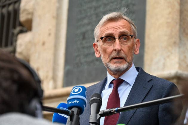 RECORD DATE NOT STATED Leipzig: Auto fährt durch Menschenmenge Innenstadt Das sagen Polizei, Staatsanwaltschaft und Innenminister Schuster Am Montagnachmittag kam es in der Leipziger Innenstadt im Bereich des Augustusplatzes zu einer umfangreichen Einsatzlage, bei der ein Massenanfall von Verletzten (MANV) ausgerufen wurde. Nach ersten Erkenntnissen war ein Fahrzeug im innerstädtischen Bereich unterwegs und erfasste dabei mehrere Personen, wobei sich die Lage vom Augustusplatz über die Grimmaische Straße bis in den Bereich Markt erstreckte. Nach Angaben des Leipziger Branddirektors Axel Schuh wurden zwei Personen so schwer verletzt, dass sie noch vor Ort beziehungsweise kurze Zeit später verstarben. Zwei weitere Menschen erlitten schwere Verletzungen un Copyright: xEHLxMediax 20260504_stichwort-stichwort-stichwort_23